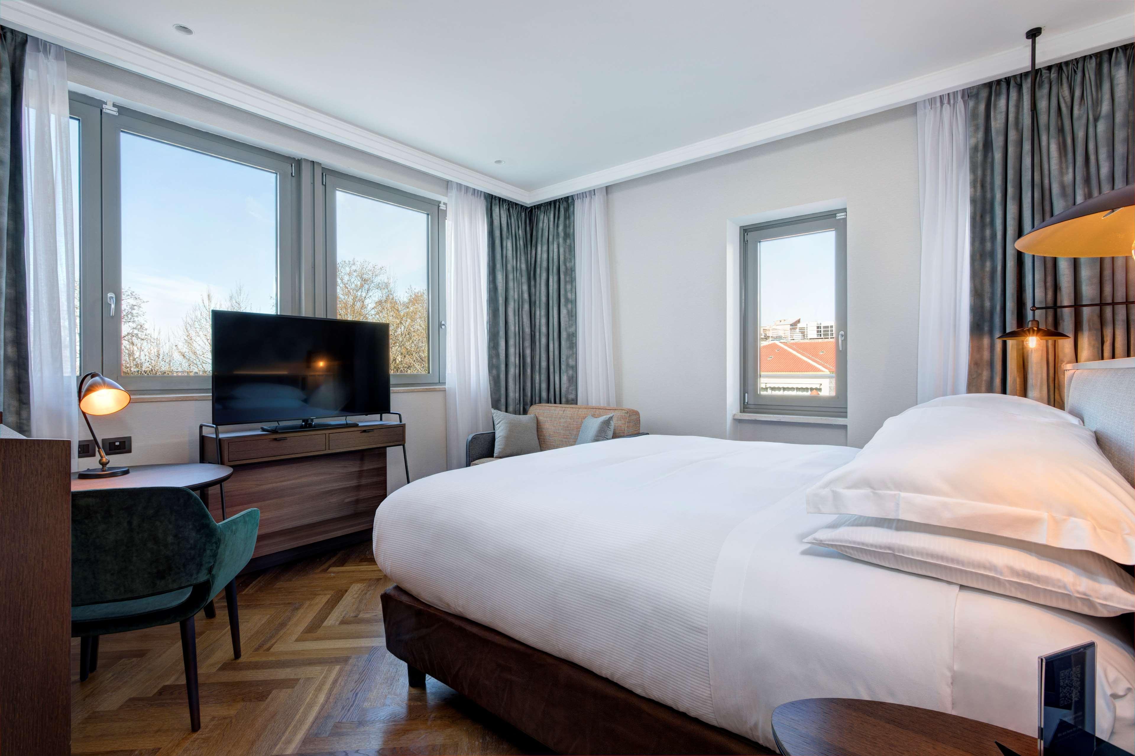 Hotel Doubletree By Hilton Rome Monti Esterno foto