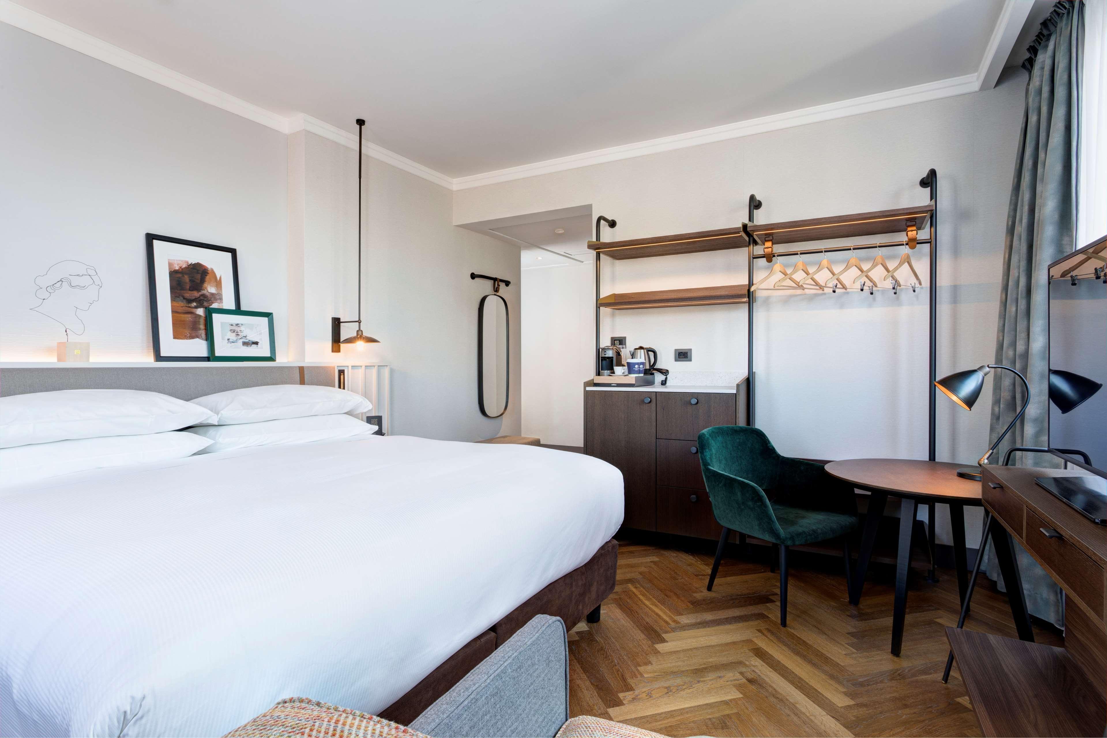 Hotel Doubletree By Hilton Rome Monti Esterno foto